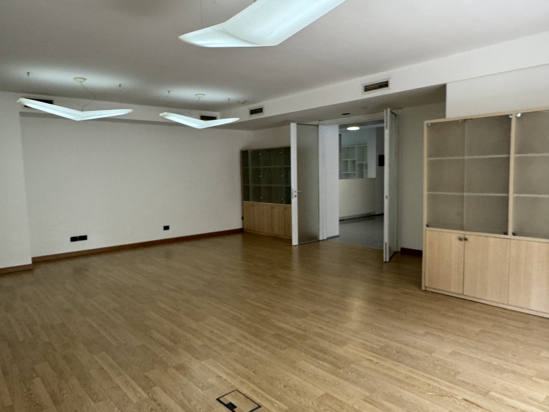 Ambient biznesi për zyra me qera, përballë Librit Universitar, Tiranë.