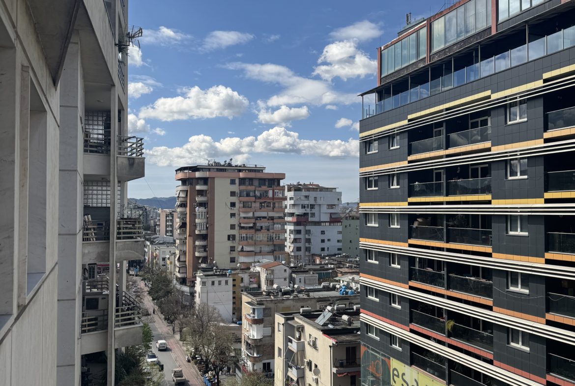 Ambient biznesi për zyra me qera, përballë Librit Universitar, Tiranë.