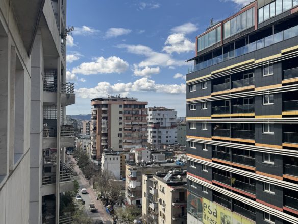 Ambient biznesi për zyra me qera, përballë Librit Universitar, Tiranë.