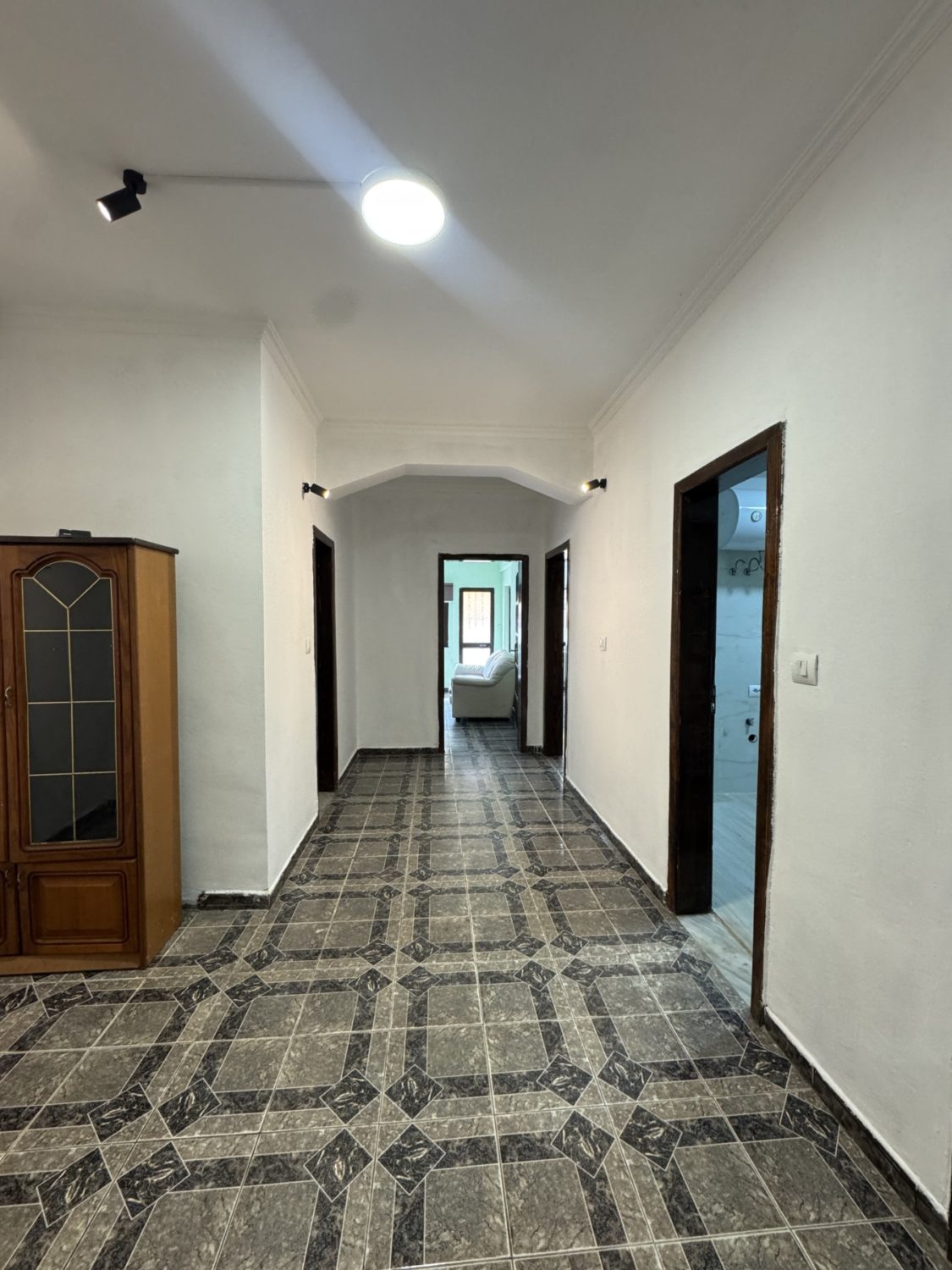 Ambient për zyra me qera, te rruga Kavajës, Tiranë.