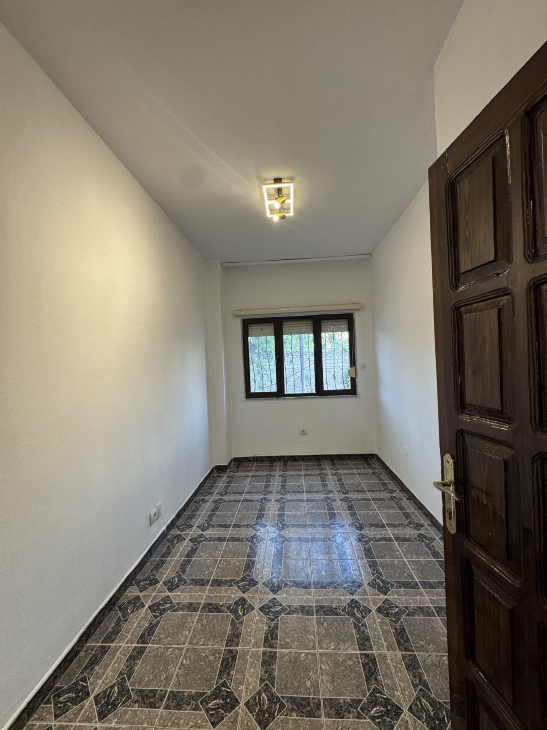 Ambient për zyra me qera, te rruga Kavajës, Tiranë.