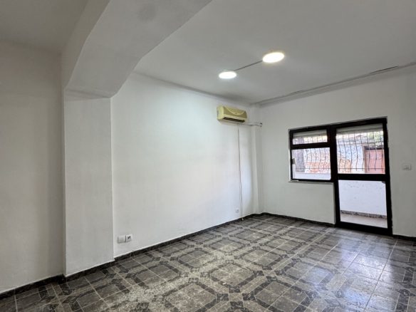 Ambient për zyra me qera, te rruga Kavajës, Tiranë.