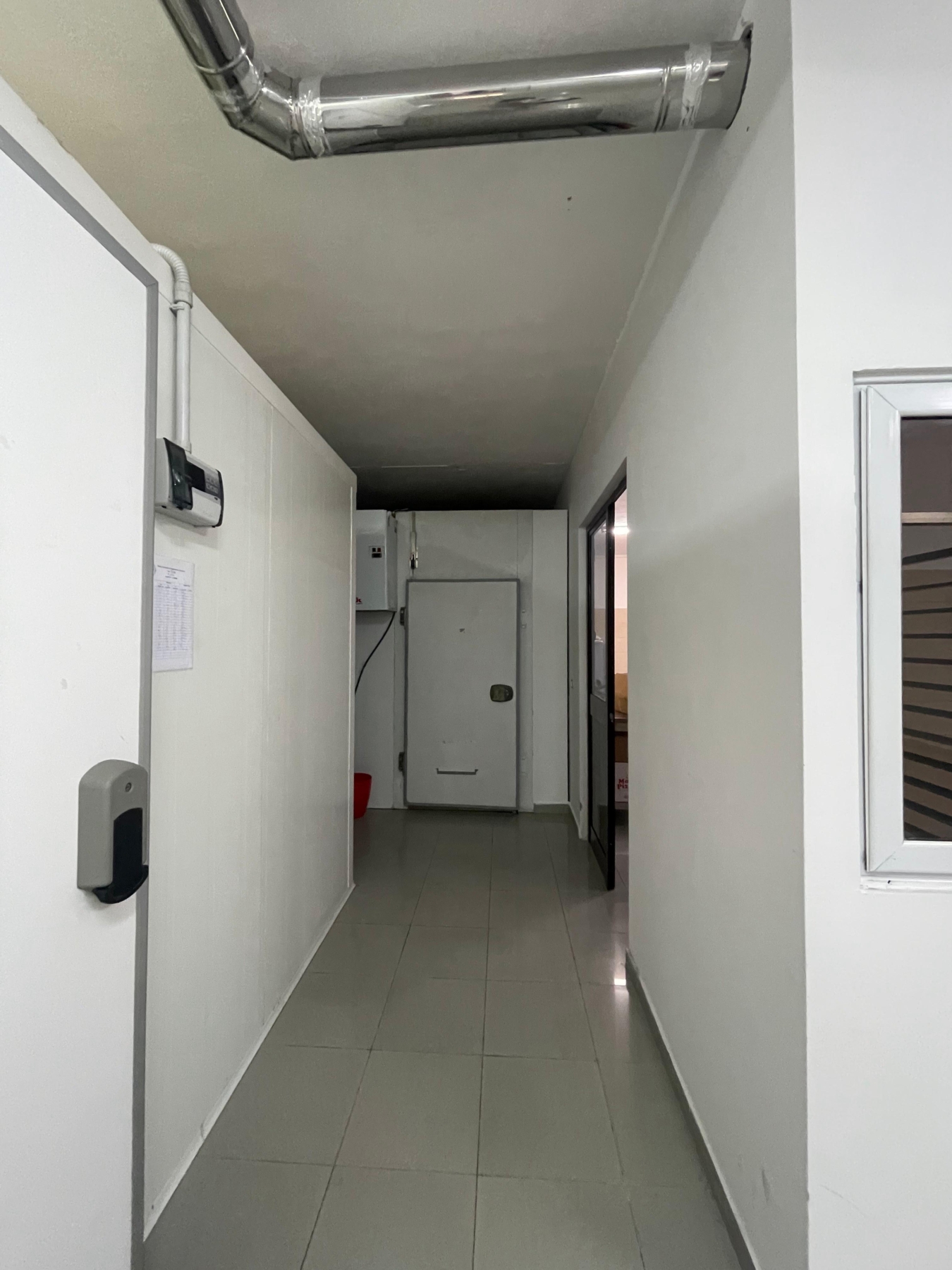 Ambient biznesi për shitje, pranë residencës Kodra Diellit 1, Tiranë.