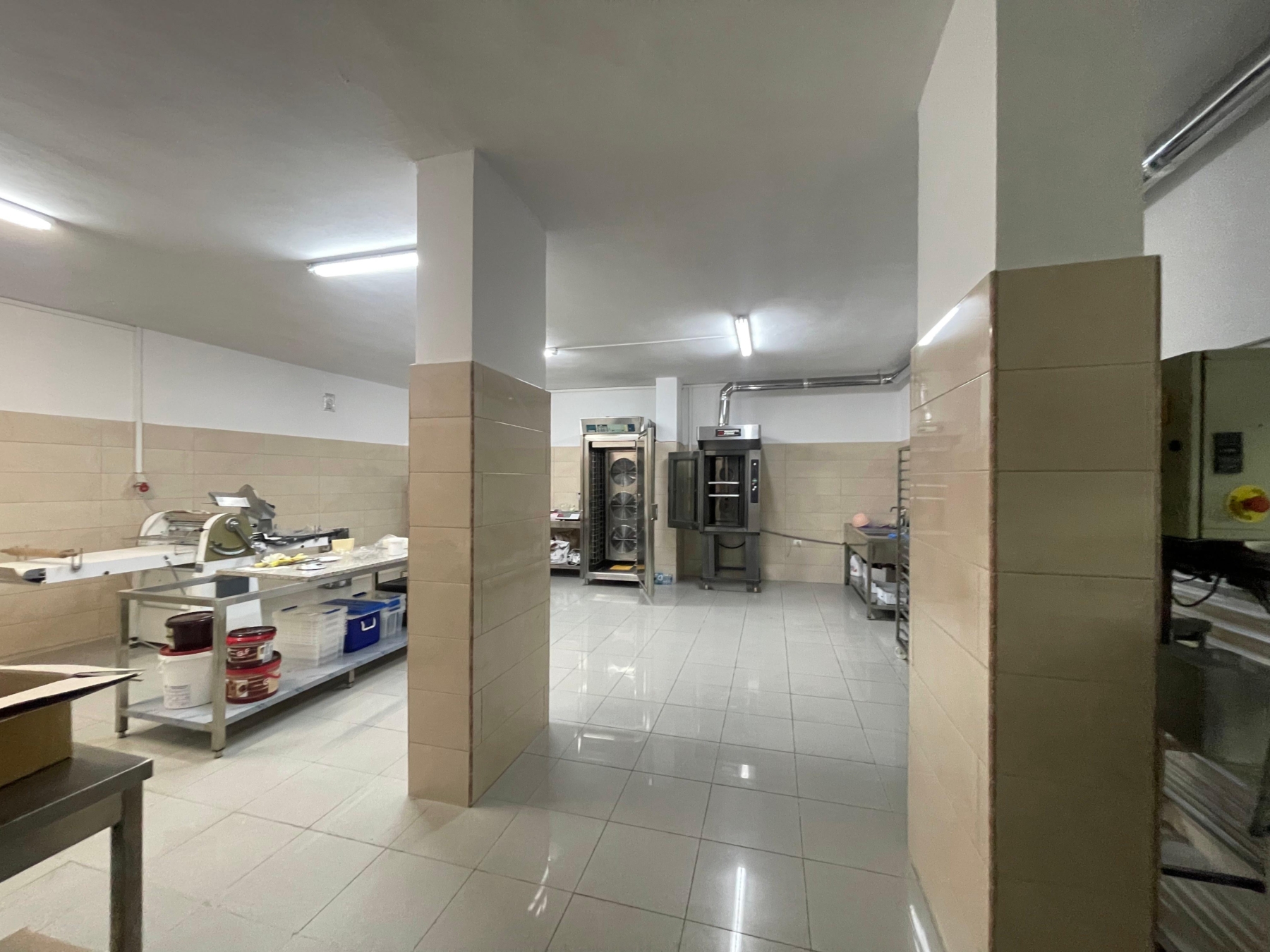 Ambient biznesi për shitje, pranë residencës Kodra Diellit 1, Tiranë.