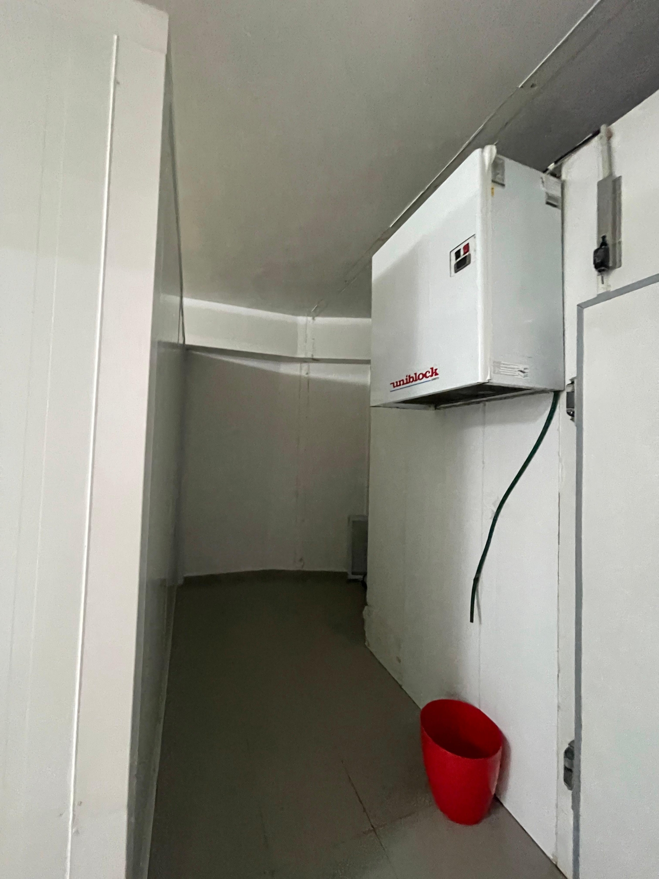 Ambient biznesi për shitje, pranë residencës Kodra Diellit 1, Tiranë.