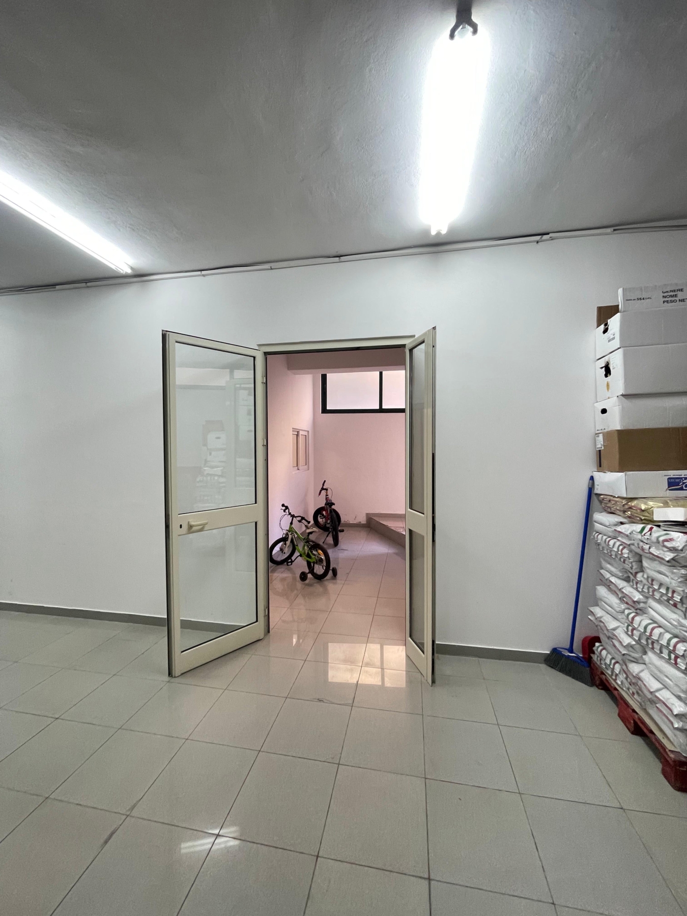 Ambient biznesi për shitje, pranë residencës Kodra Diellit 1, Tiranë.