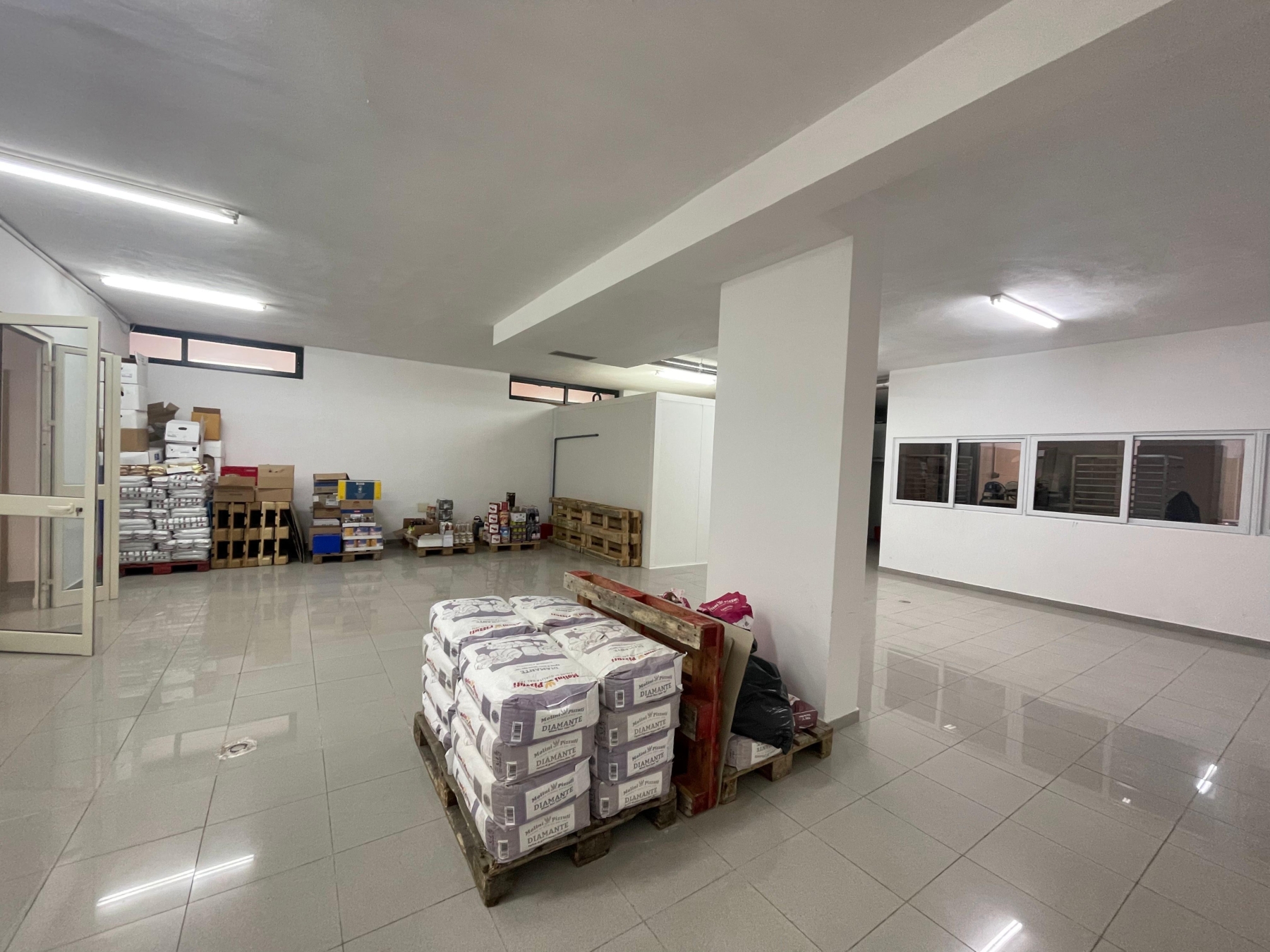 Ambient biznesi për shitje, pranë residencës Kodra Diellit 1, Tiranë.