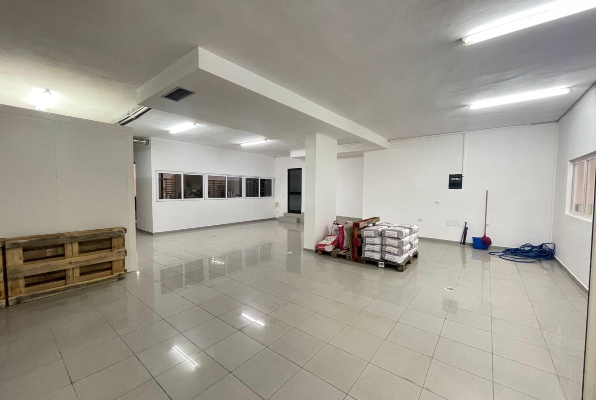 Ambient biznesi për shitje, pranë residencës Kodra Diellit 1, Tiranë.