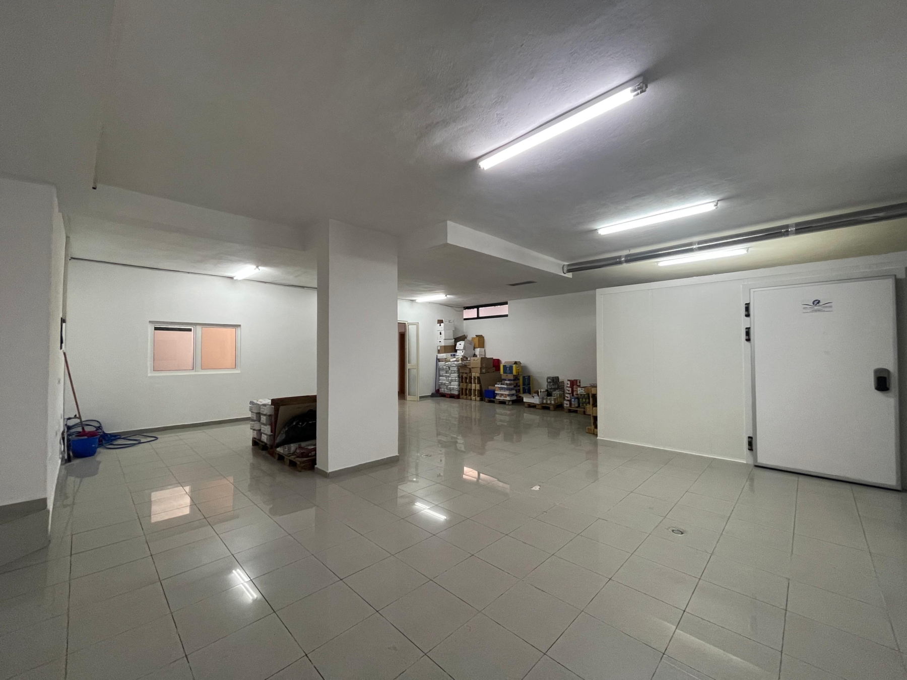 Ambient biznesi për shitje, pranë residencës Kodra Diellit 1, Tiranë.