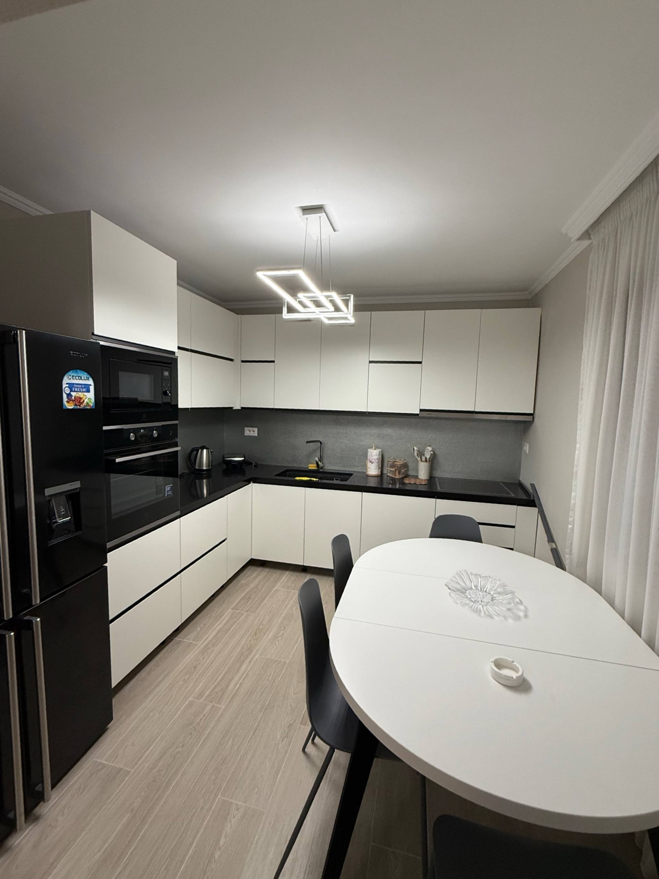 Apartament 2+1 me qera, rruga Salës, Tiranë.