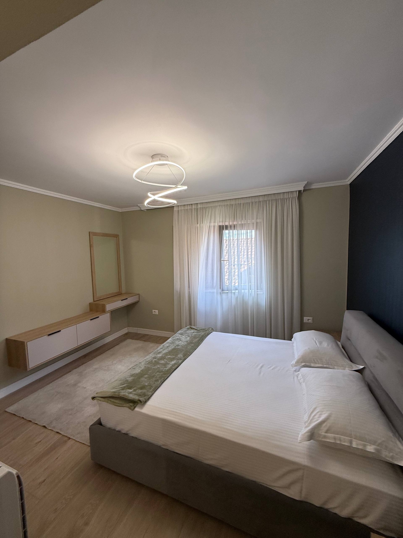 Apartament 2+1 me qera, rruga Salës, Tiranë.