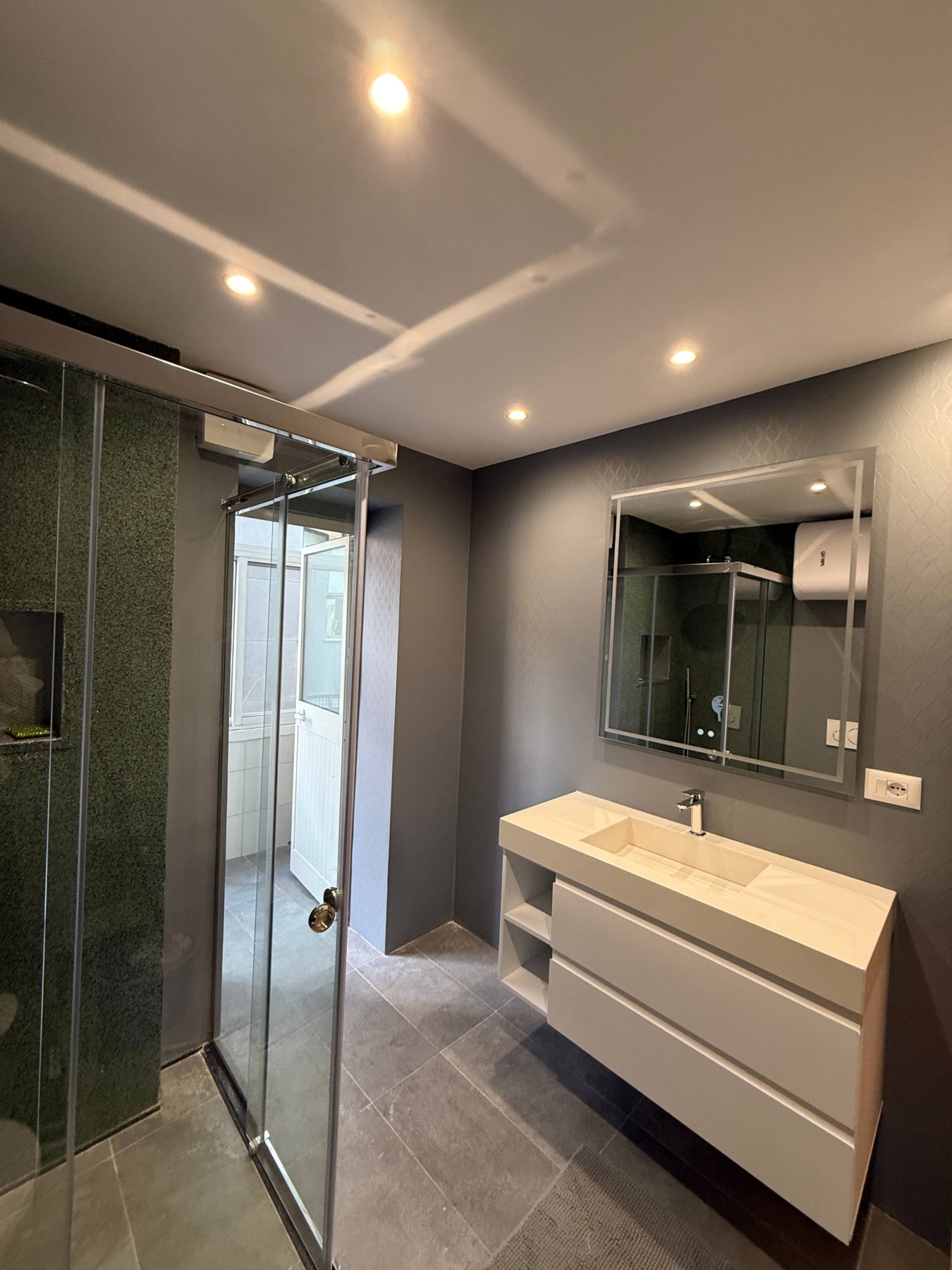 Apartament 2+1 me qera, rruga Salës, Tiranë.