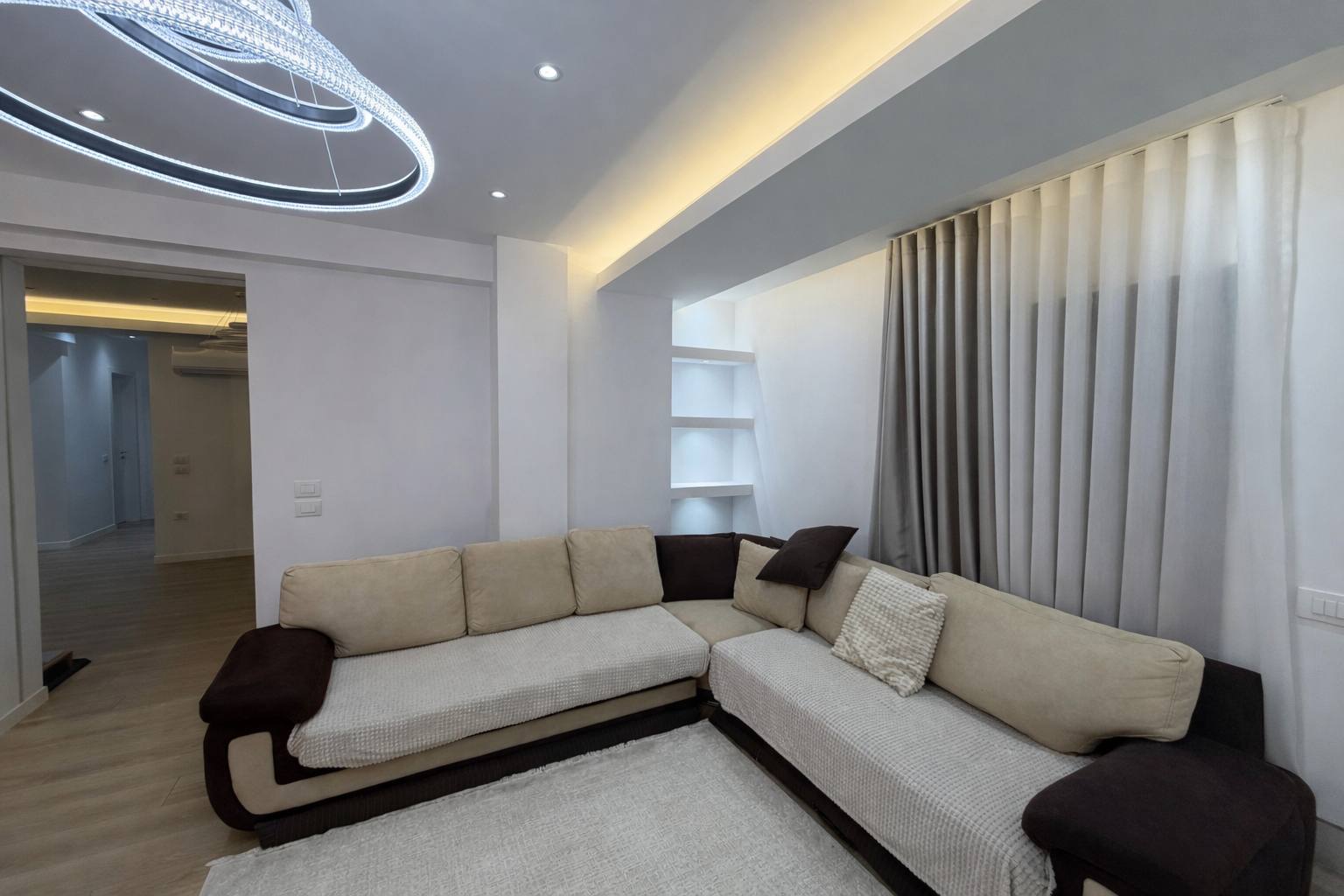 Apartament 2+1+2 + post parkimi me qera, Kodra e Diellit, Tiranë.