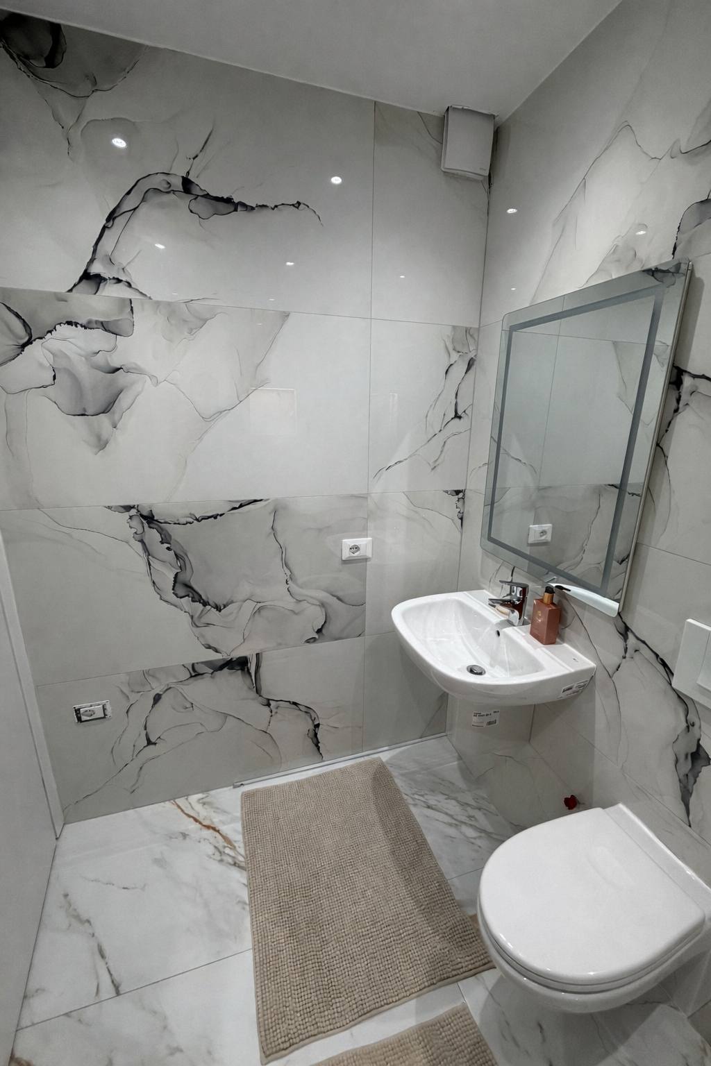 Apartament 2+1+2 + post parkimi me qera, Kodra e Diellit, Tiranë.