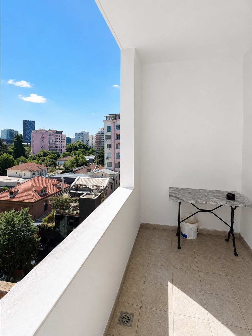 Ambient me qera i përshtatshëm për zyra në ish Bllok, Tiranë.