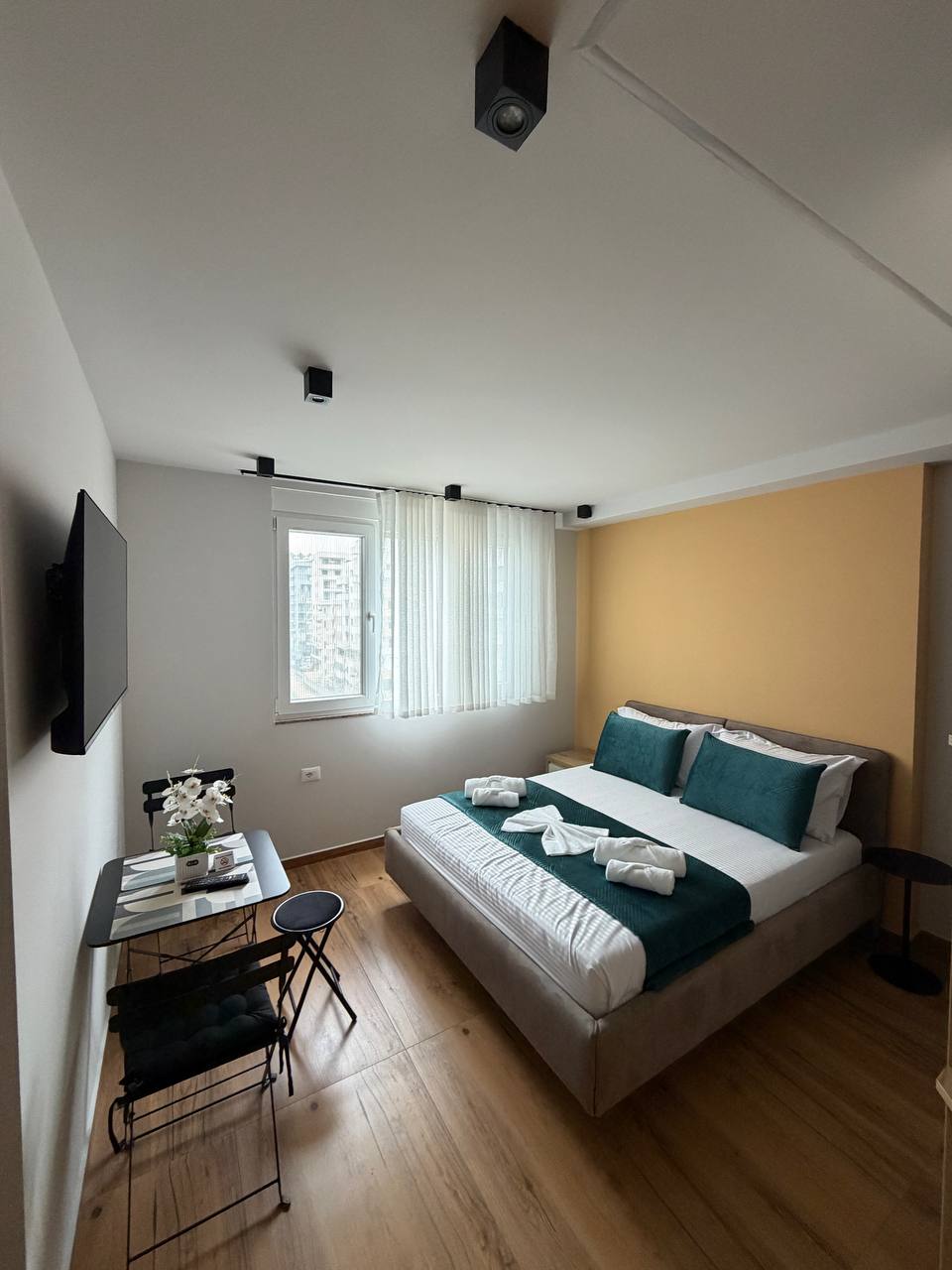 Shitet/ jepet me qera apartament – hotel me 5 studio, Plazh – Rrota Kuqe, Durrës.