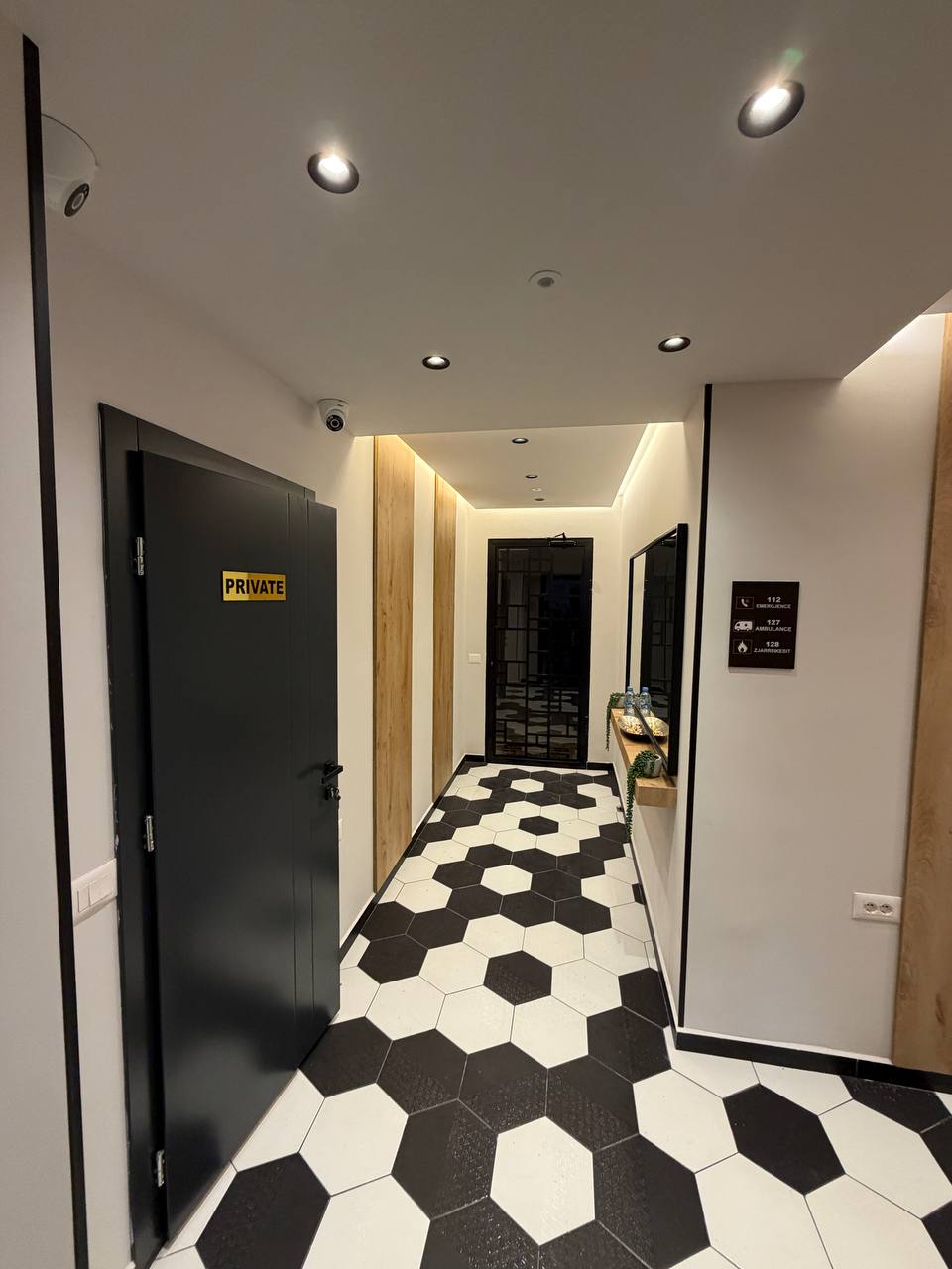 Shitet/ jepet me qera apartament – hotel me 5 studio, Plazh – Rrota Kuqe, Durrës.