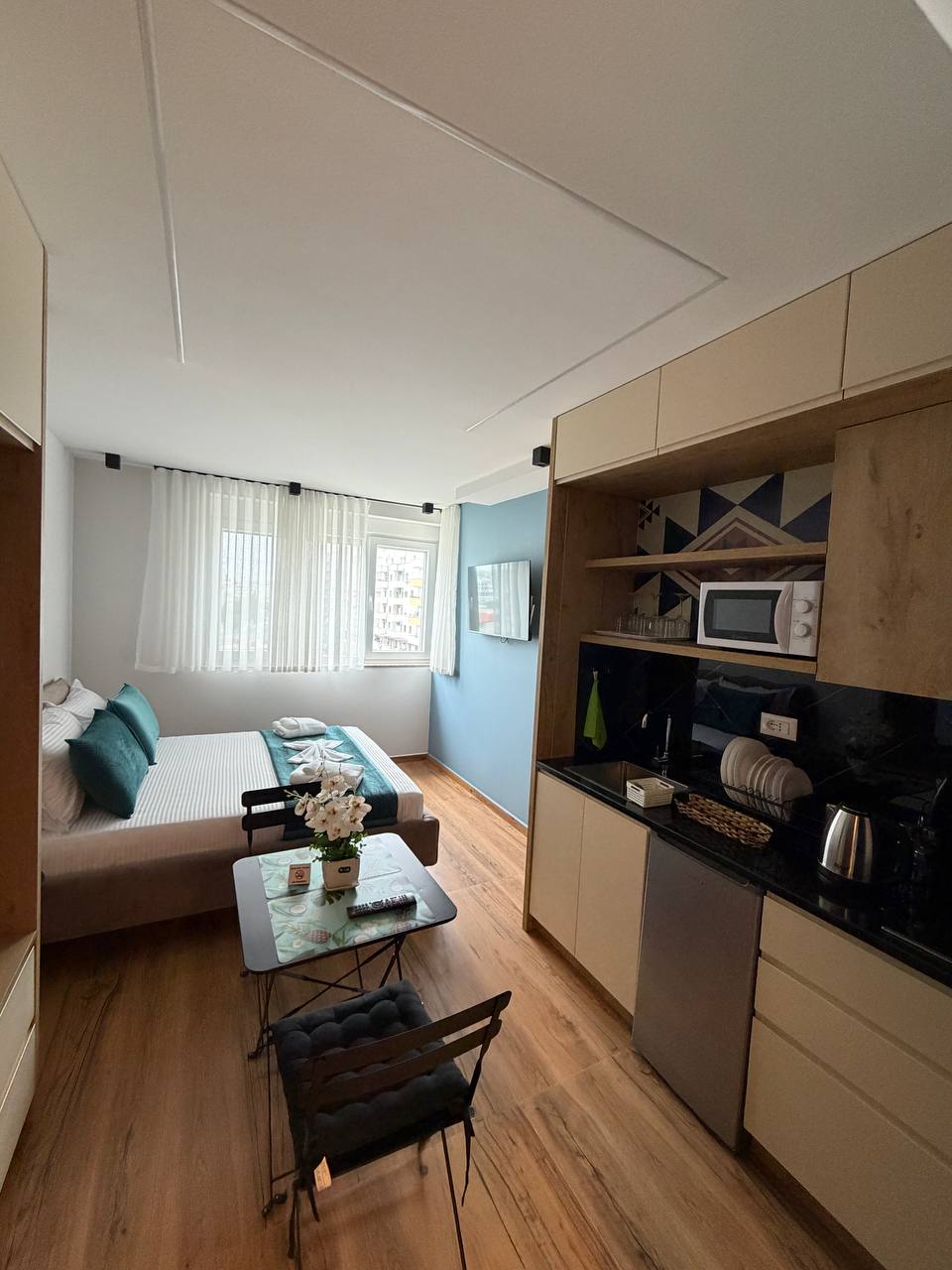 Shitet/ jepet me qera apartament – hotel me 5 studio, Plazh – Rrota Kuqe, Durrës.