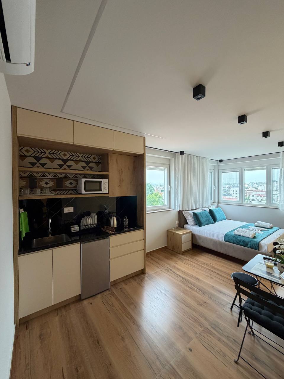 Shitet/ jepet me qera apartament – hotel me 5 studio, Plazh – Rrota Kuqe, Durrës.