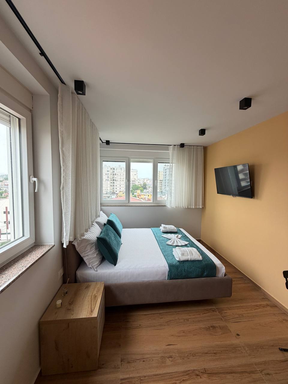 Shitet/ jepet me qera apartament – hotel me 5 studio, Plazh – Rrota Kuqe, Durrës.
