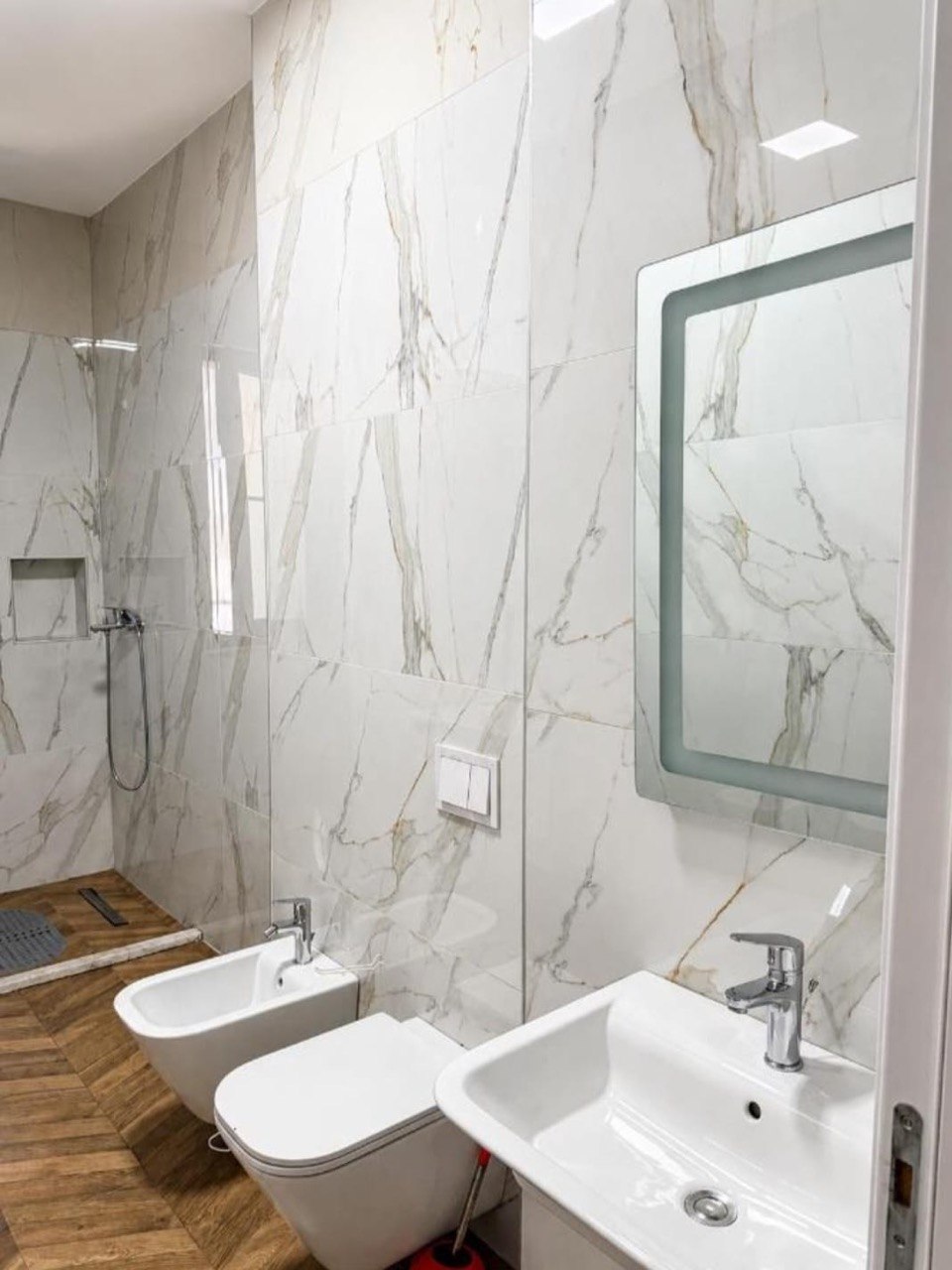 Apartament 2+1 për qera, te Square 21, Tiranë.