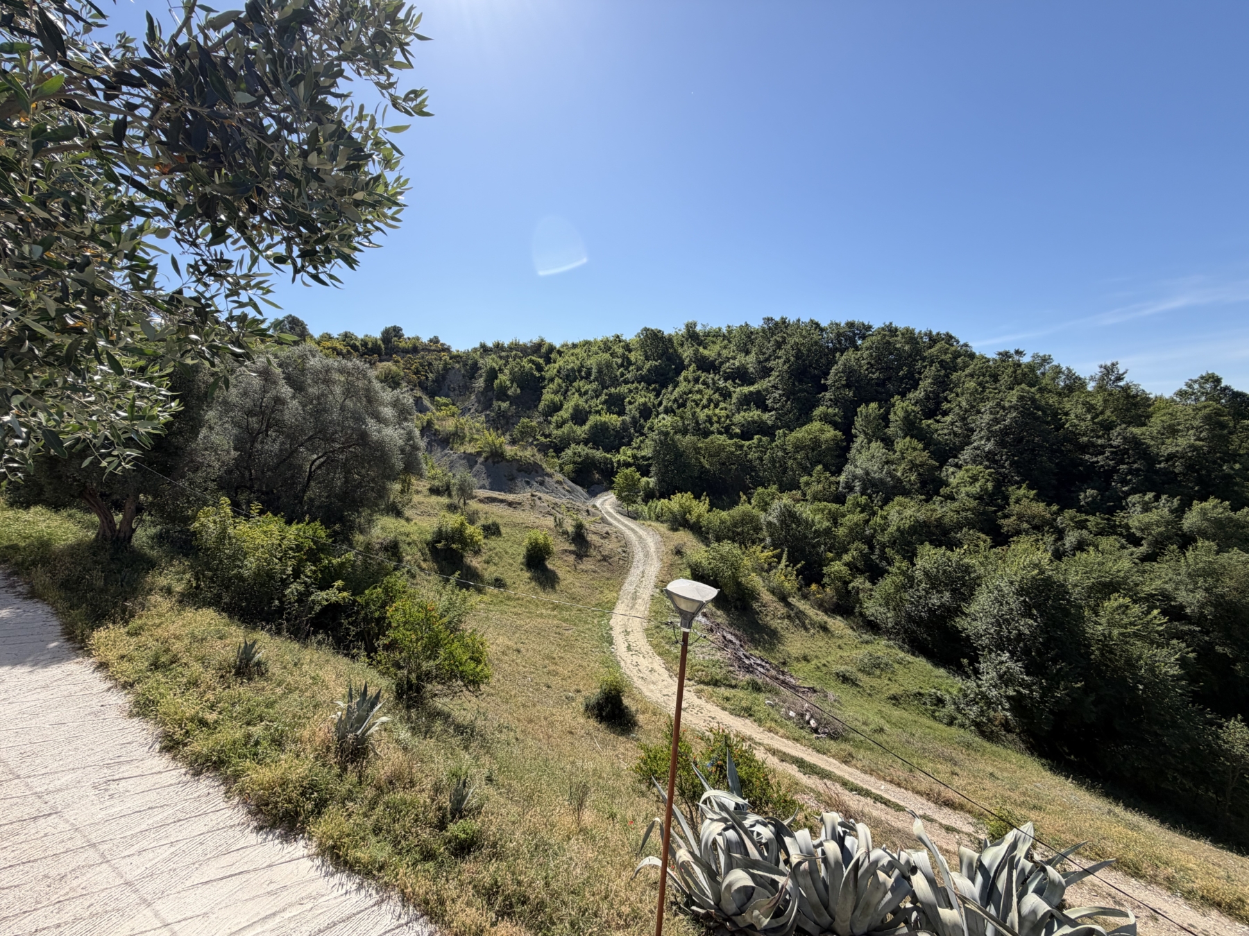 Vilë 3-katëshe me pishinë, në Vaqarr, Tiranë.