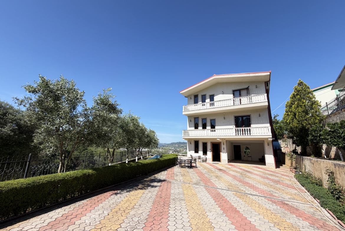 Vilë 3-katëshe me pishinë, në Vaqarr, Tiranë.
