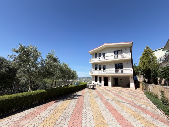 Vilë 3-katëshe me pishinë, në Vaqarr, Tiranë.