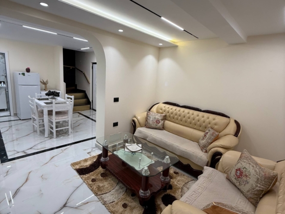 Apartament  2+1 duplex me qera, pranë Ambasadës Amerikane, Tiranë.