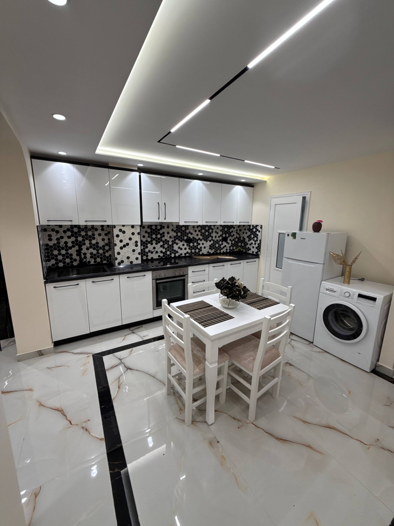 Apartament  2+1 duplex me qera, pranë Ambasadës Amerikane, Tiranë.