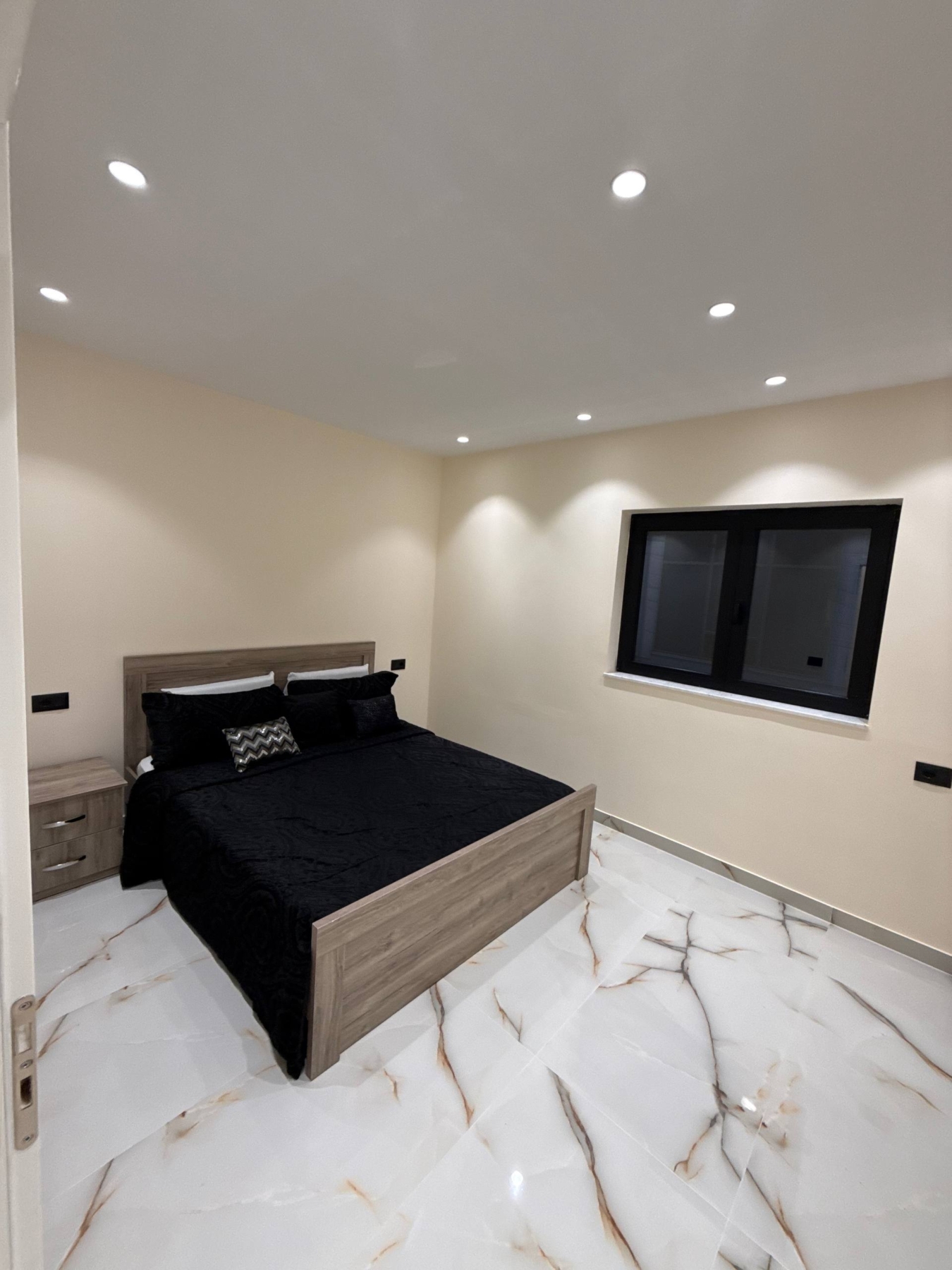 Apartament  2+1 duplex me qera, pranë Ambasadës Amerikane, Tiranë.