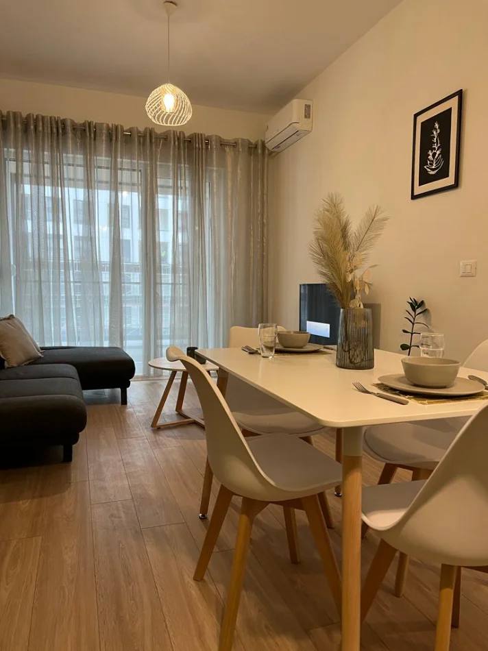 Jepet me qera apartament 1+1, kompleksi Kontakt, Tiranë.