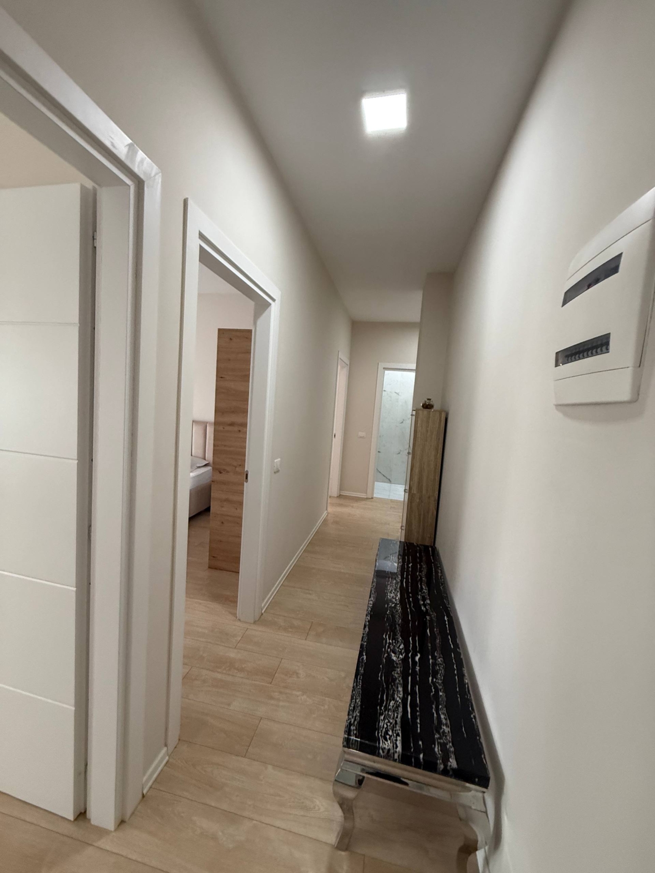 Apartament 2+1 me qera, rruga Kosovarëve, Tiranë.