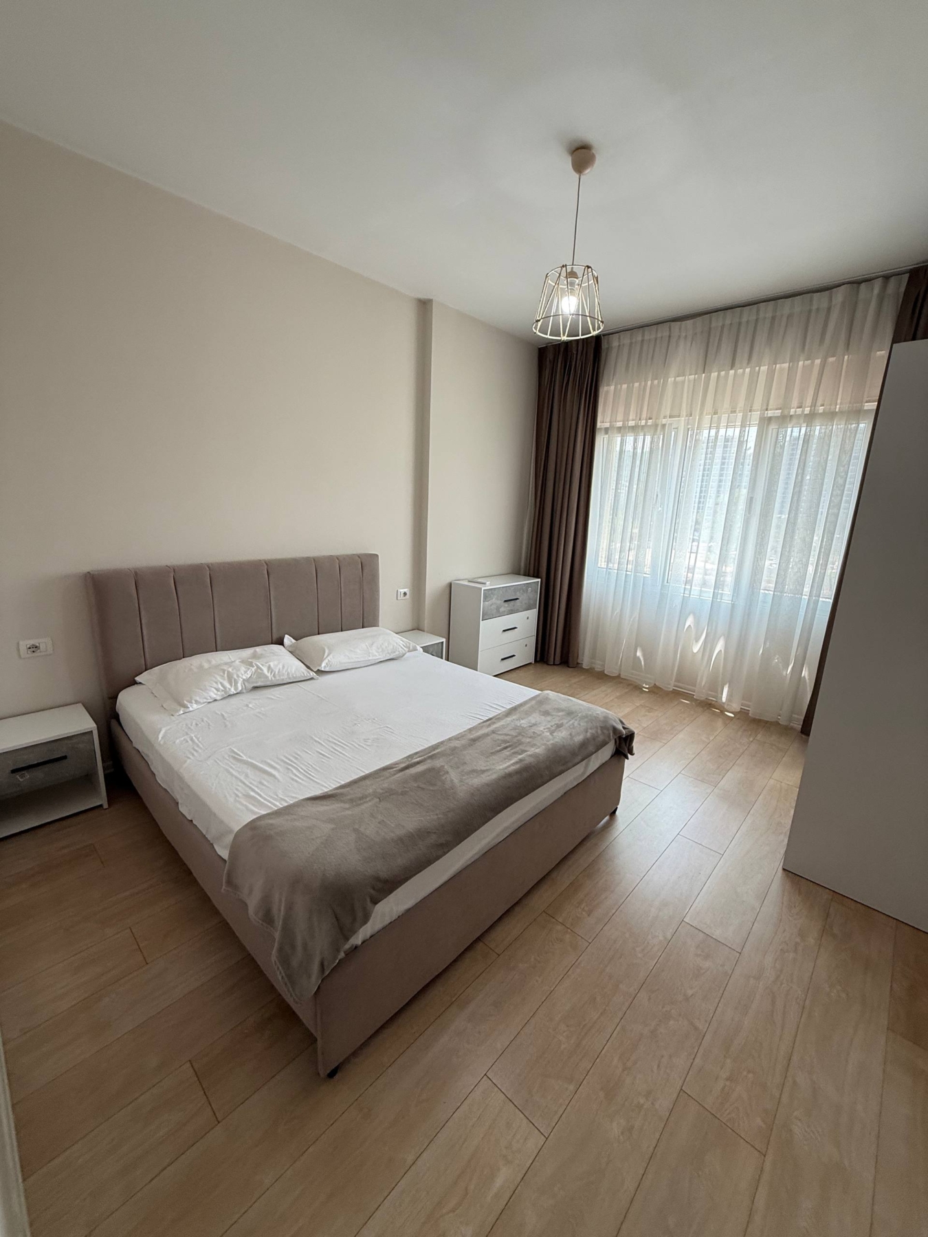 Apartament 2+1 me qera, rruga Kosovarëve, Tiranë.