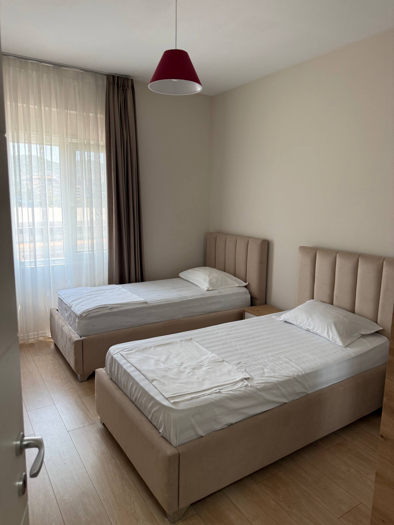 Apartament 2+1 me qera, rruga Kosovarëve, Tiranë.