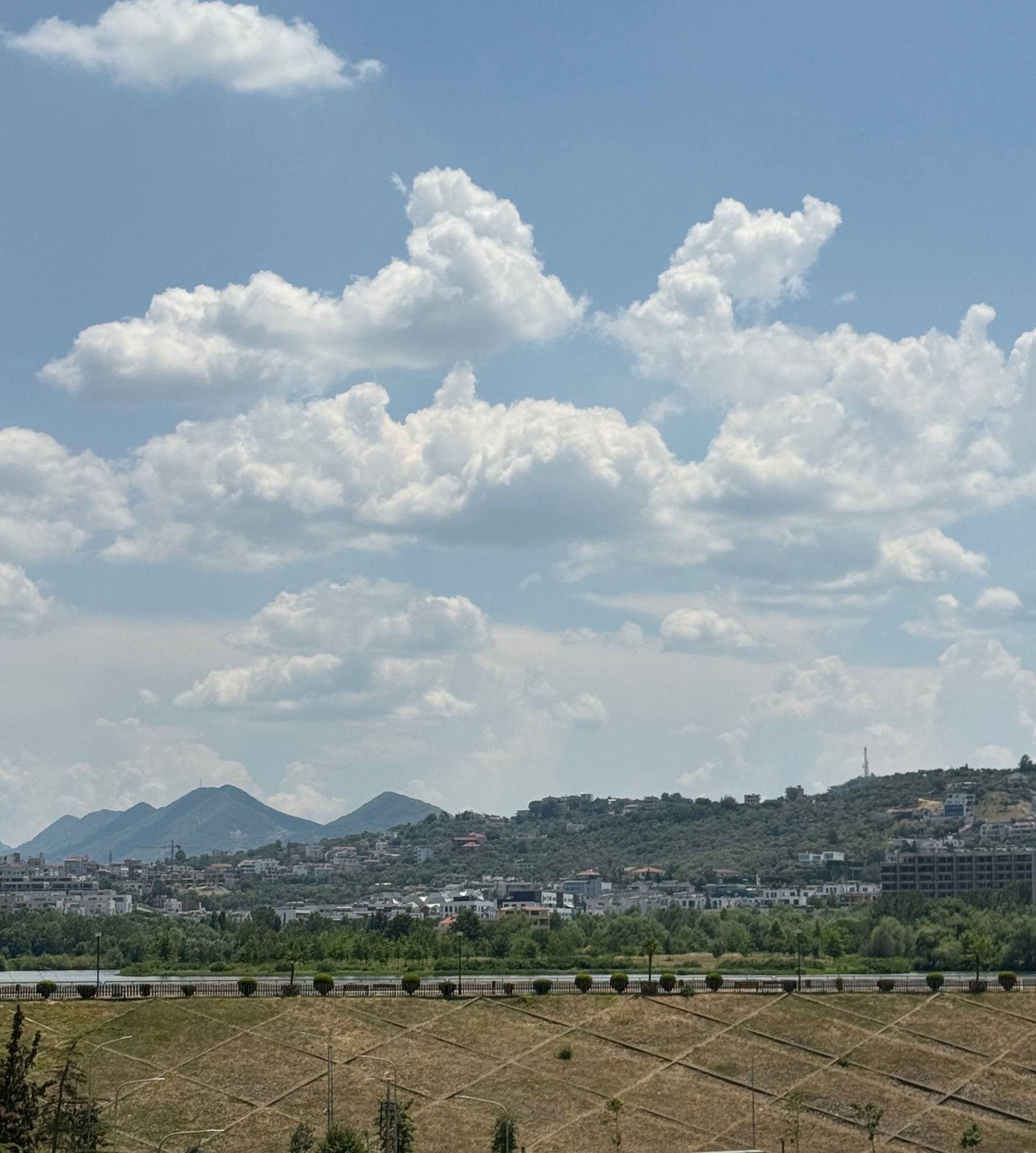 Apartament 2+1 me qera, rruga Kosovarëve, Tiranë.