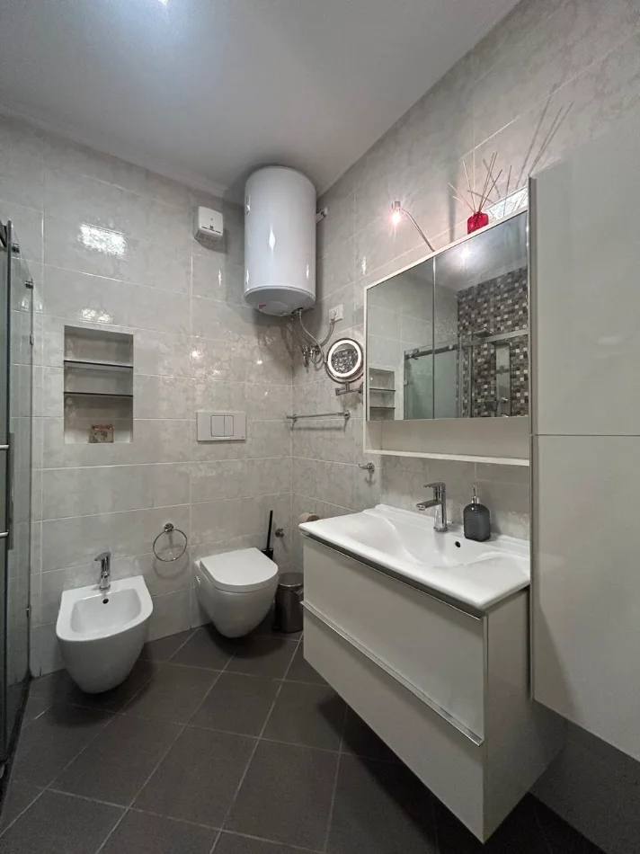 Apartament 2+1 me qera, përballë Casa Italia, Tiranë.
