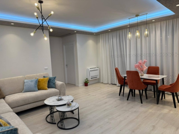 Apartament 2+1 me qera, përballë Casa Italia, Tiranë.