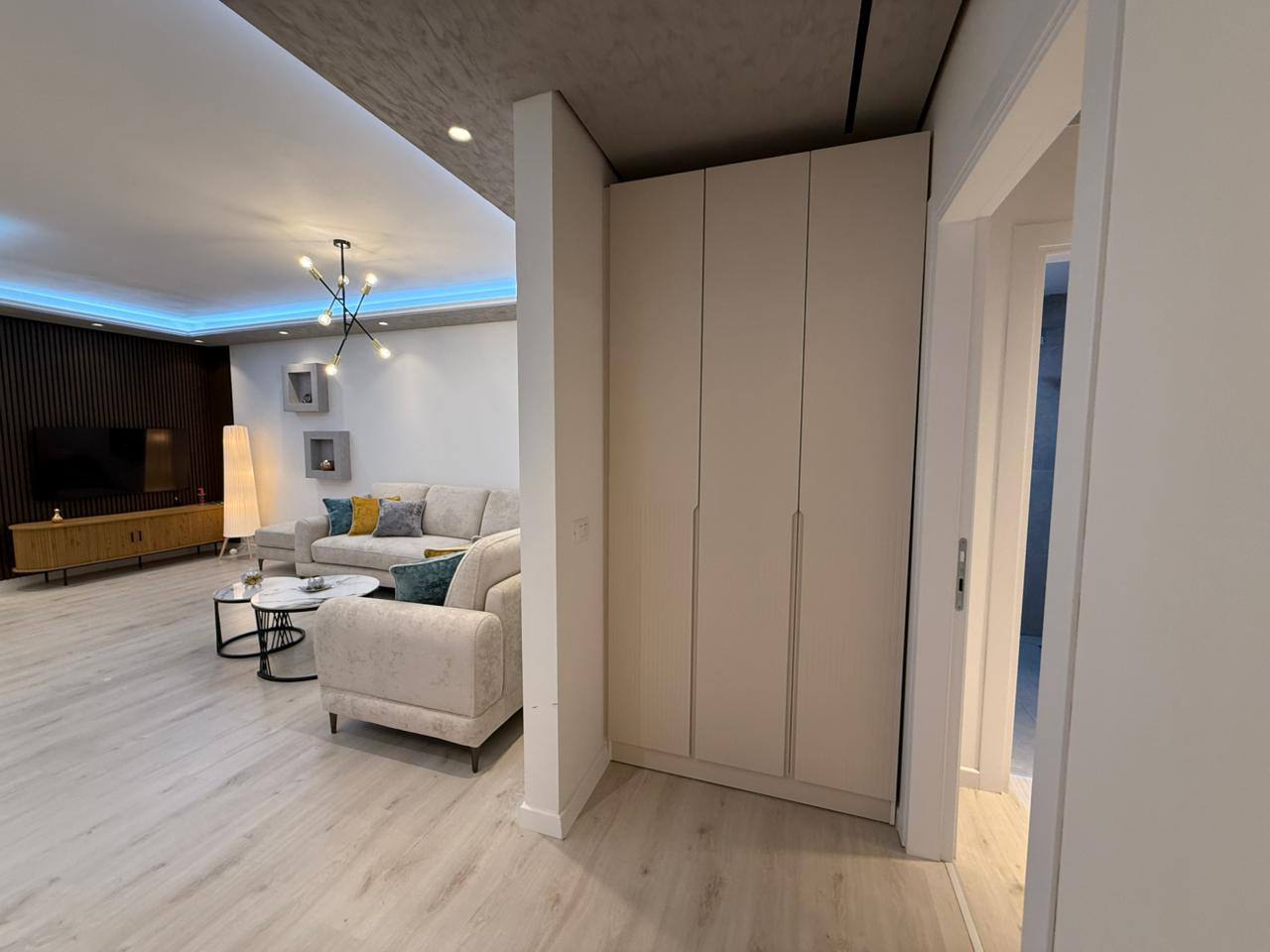 Apartament 2+1 me qera, përballë Casa Italia, Tiranë.