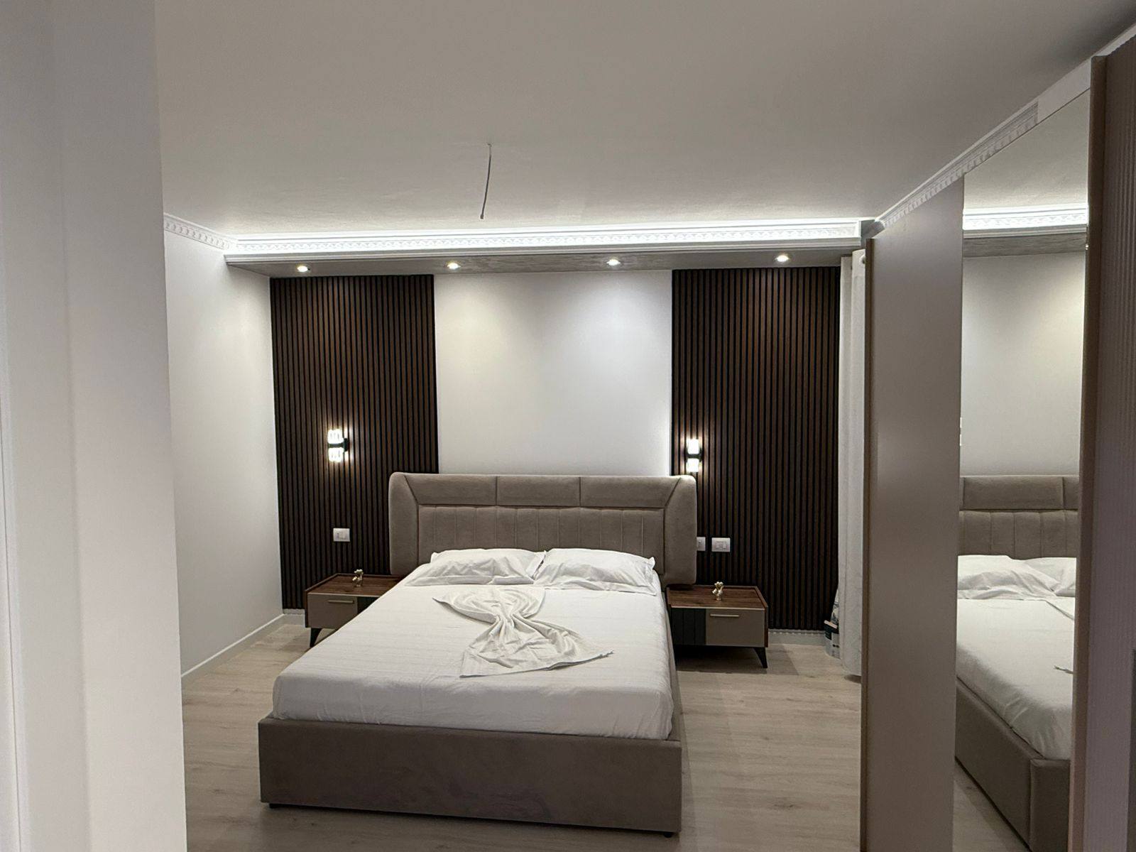 Apartament 2+1 me qera, përballë Casa Italia, Tiranë.