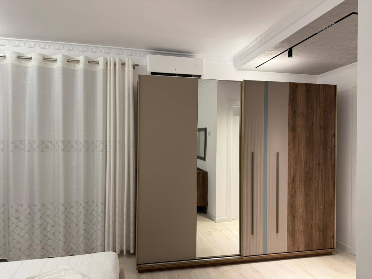 Apartament 2+1 me qera, përballë Casa Italia, Tiranë.