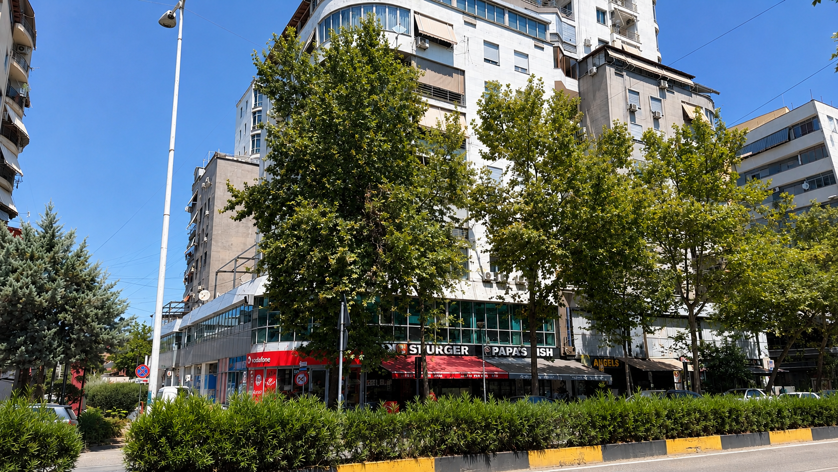 Ambient biznesi sëbashku me 10 poste parkimi për shitje, pranë Globe, Tiranë.