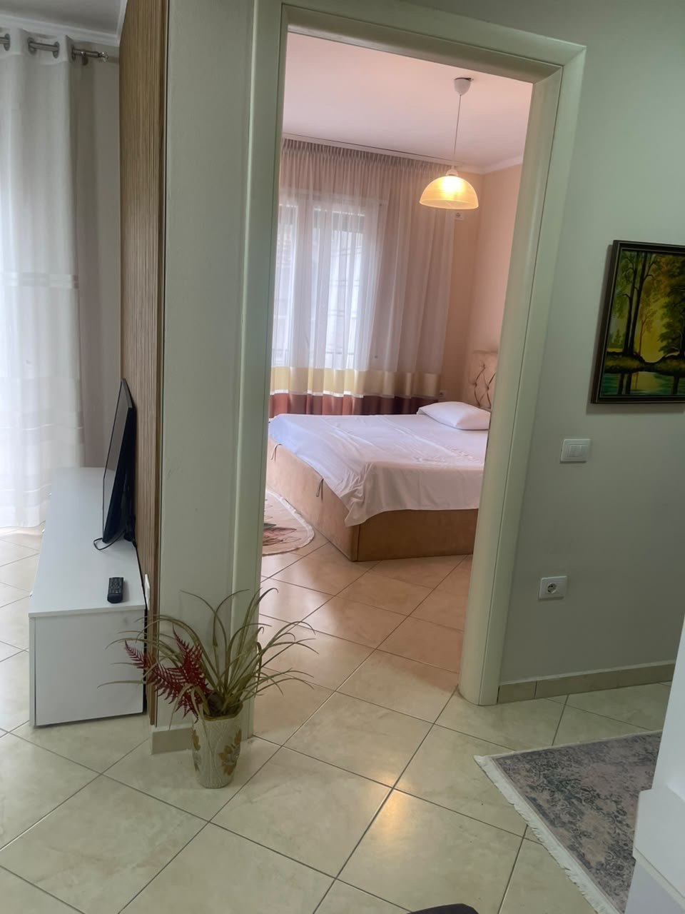 Jepet me qera apartament 1+1, pranë Fakuletit të Shkencave të Natyrës, Tiranë.