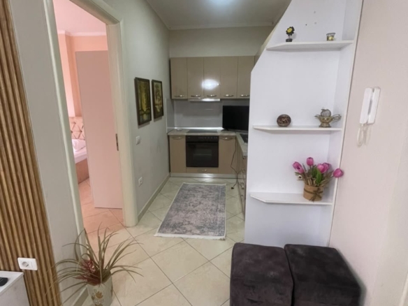 Jepet me qera apartament 1+1, pranë Fakuletit të Shkencave të Natyrës, Tiranë.