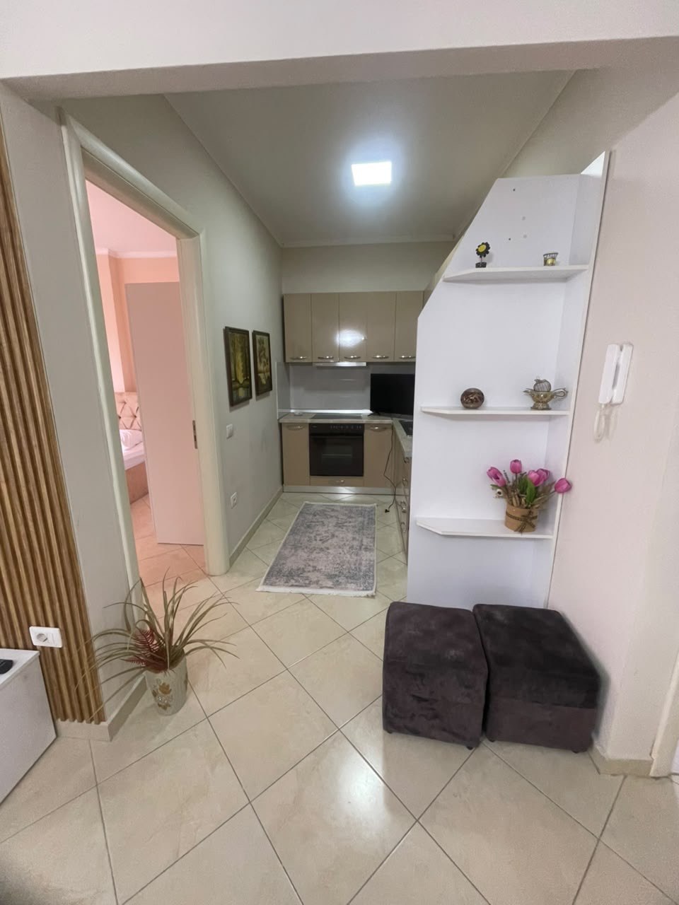 Jepet me qera apartament 1+1, pranë Fakuletit të Shkencave të Natyrës, Tiranë.