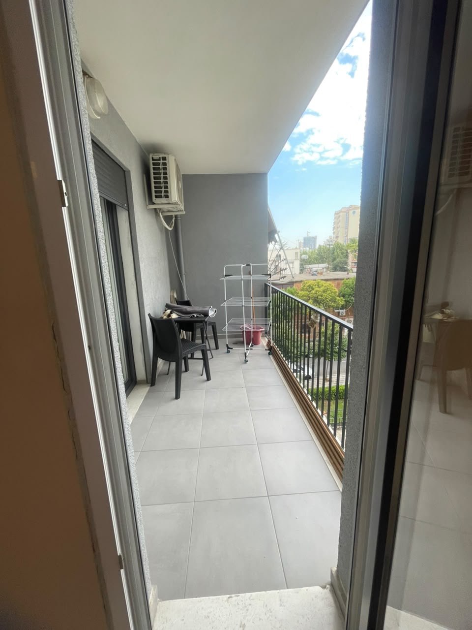 Jepet me qera apartament 1+1, pranë Fakuletit të Shkencave të Natyrës, Tiranë.
