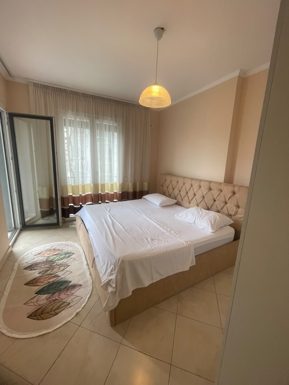 Jepet me qera apartament 1+1, pranë Fakuletit të Shkencave të Natyrës, Tiranë.