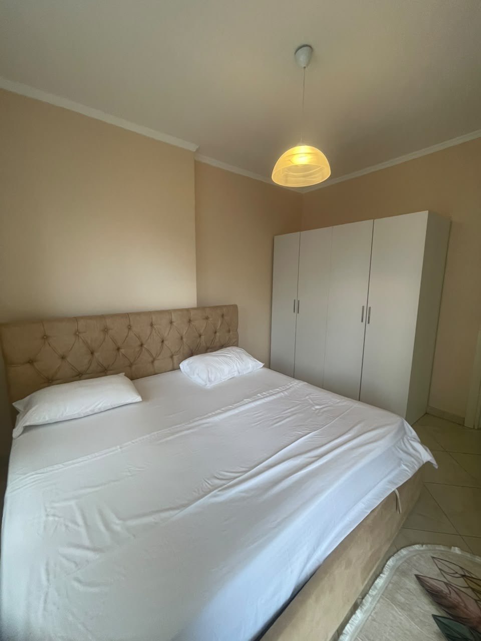 Jepet me qera apartament 1+1, pranë Fakuletit të Shkencave të Natyrës, Tiranë.
