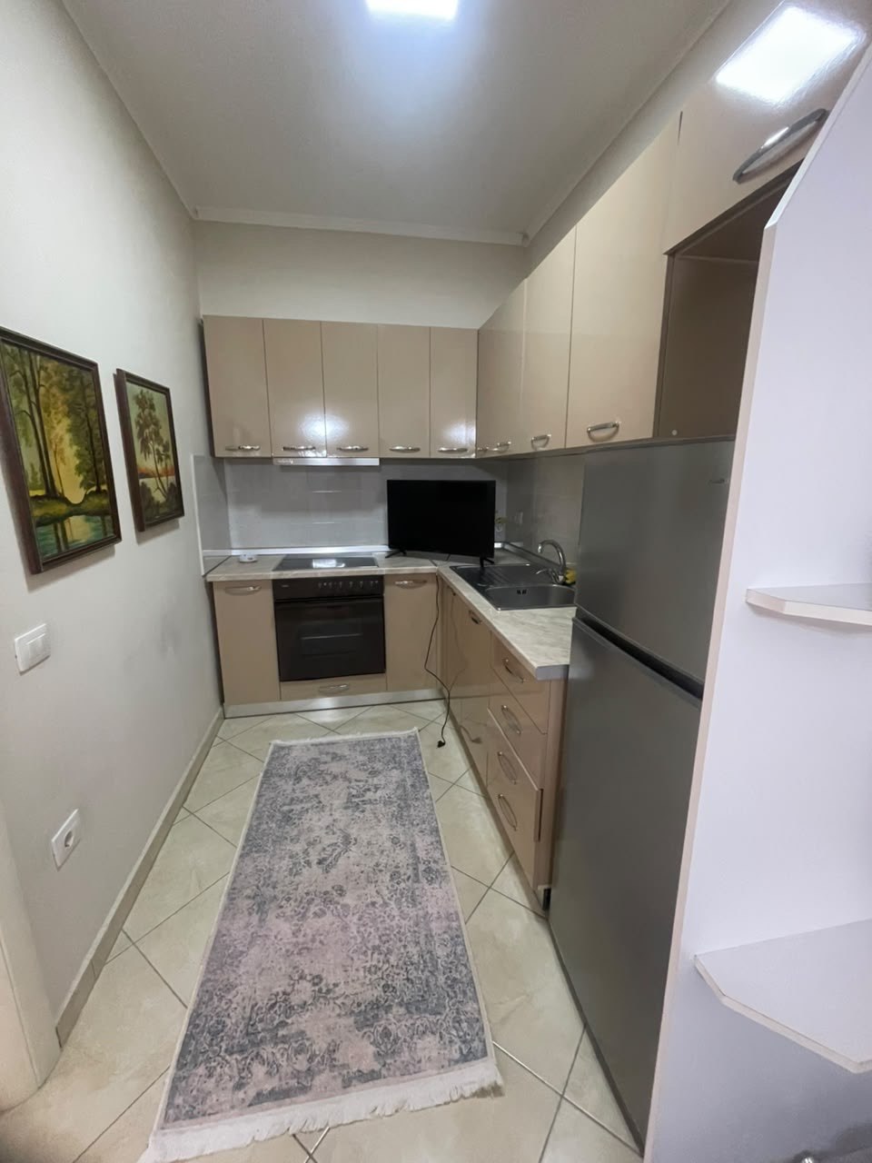 Jepet me qera apartament 1+1, pranë Fakuletit të Shkencave të Natyrës, Tiranë.