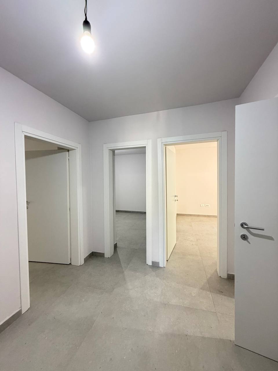 Ambient biznesi për qera, pranë Maternitetit të Ri, Tiranë.